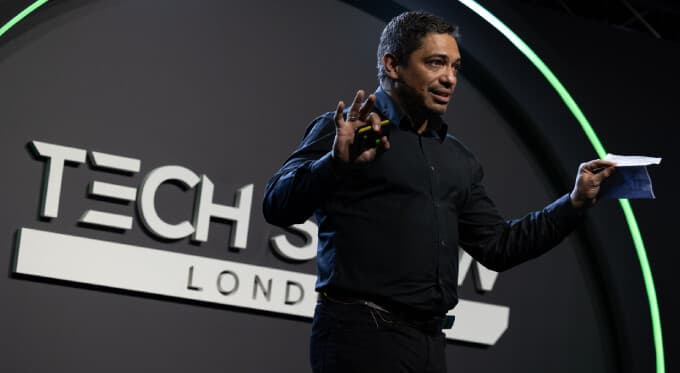 Piers Linney headshot